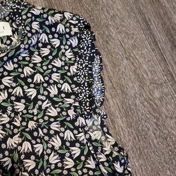 🍁 Velvet by Graham & Spencer floral sleeveless Blouse 🍁 - Picture 3 of 5